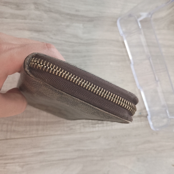 Authentic Louis Vuitton round zipper wallet - Picture 8 of 15